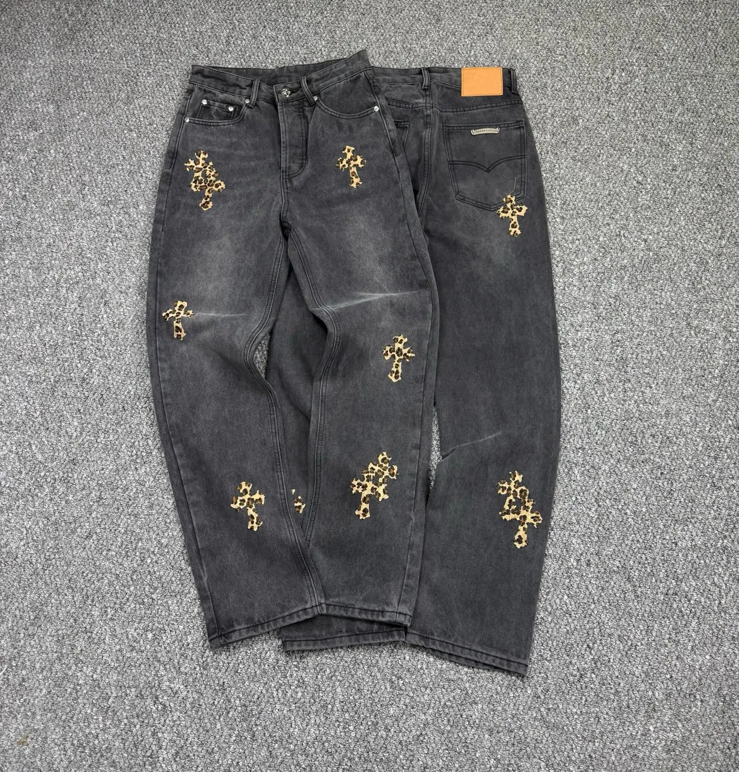 P240 model number: H859 Chrome Hearts CH Chrome Hearts black leopard print leather jeans! The counter price is 4W level, the patchwork is embellished with cross patterns, and the jeans are washed! !  An absolutely high-end luxury product, a 1.9W-level god-level single product, a super popular product, made by top heavy industry, a magic weapon that cannot be missed! [About Zangyin] This is an extremely luxurious fashion brand that can also be called the aristocracy of the high street. It has always been an exclusive brand for some hipsters or rich second generations. Compared with ordinary high streets, it is more luxurious and noble. Compared with luxury brands, it has a more fashionable personality and has always been a brand that I have a special liking for. -Color: black -Size: 28-30-32-34-36